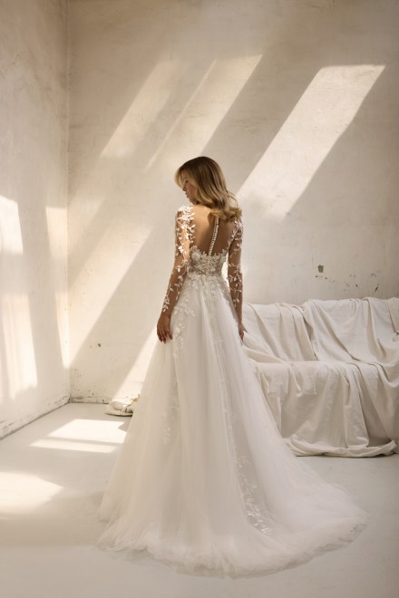 https://www.sposa-lia.com/images/stories/virtuemart/product/per-in white-026-shyla-03.jpg